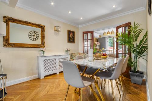 West Hendon House | Casa Marina- 4 bedroom house with garden, balcony & Split unit Air conditioning