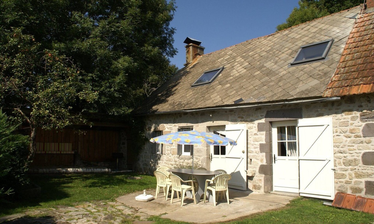 Saint-Merd-la-Breuille House | Charming Holiday Home with Enclosed Garden