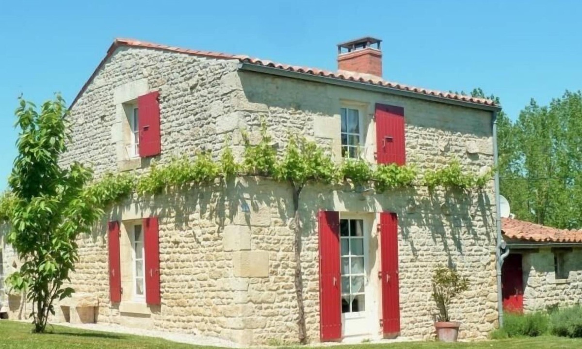 Auchay-sur-Vendee Cottage | Charming 18th-Century Home with Pool, Terrace, and Scenic Views in Chaix