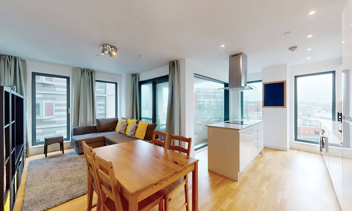 Stratford and New Town Apartment | Chic 2-Bed London Flat with Balcony Near Stratford Station