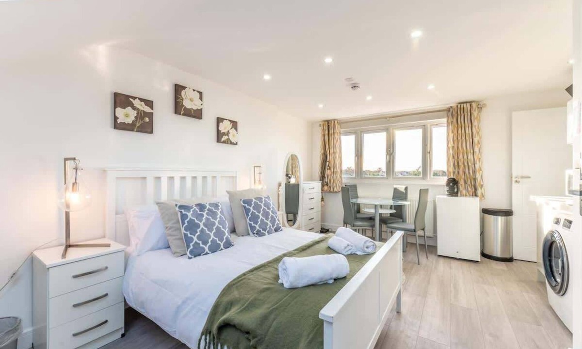 Epsom Condo | Chic Loft Studio Near London - EV Charger