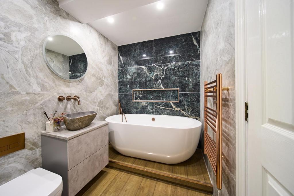 Castle Baynard Apartment | City Penthouse with Two bedrooms, Private Terrace & Free Underground Parking