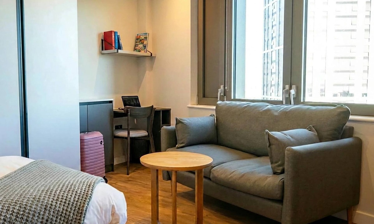East Acton Apartment | Contemporary Studio | Coworking Hub | StayCozy