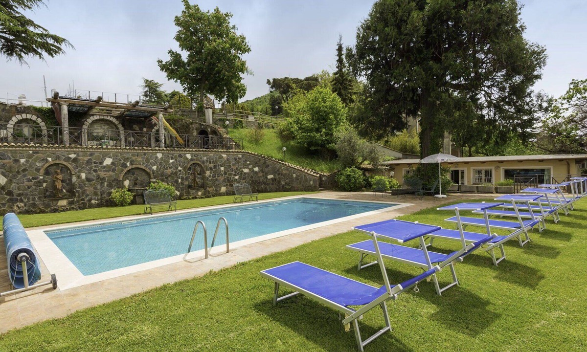 Rocca di Papa Villa | Cosy apartment in villa for 13 guests with A/C, WIFI, private pool, TV and patio