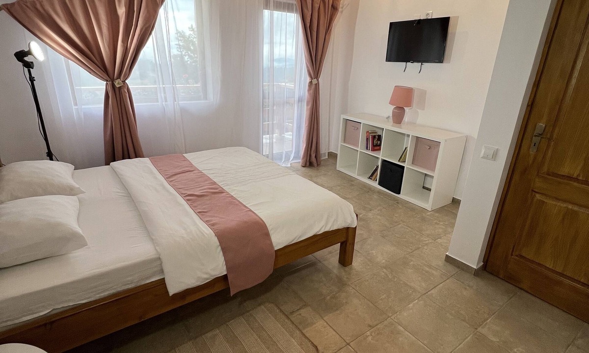 Bran Ski Chalet | Cozy Chalet in the heart of mountains near Bran Castle.Hot tube Sauna available