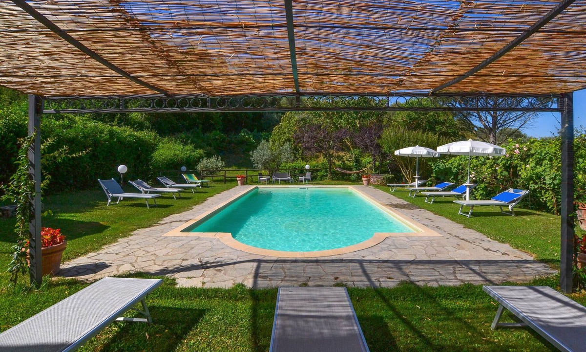Cortona House | Cozy home in Cortona AR with private swimming pool, can be inside or outside