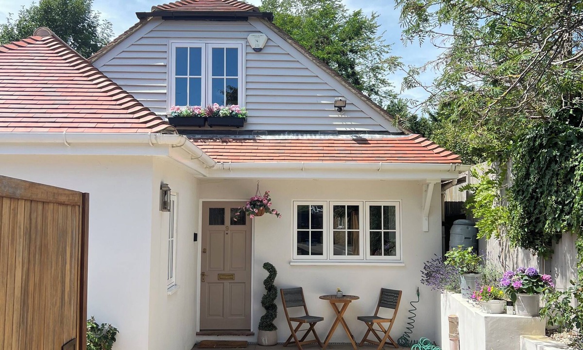 Hampton Wick Cottage | Cute cottage beside The River Thames & Hampton Court Palace