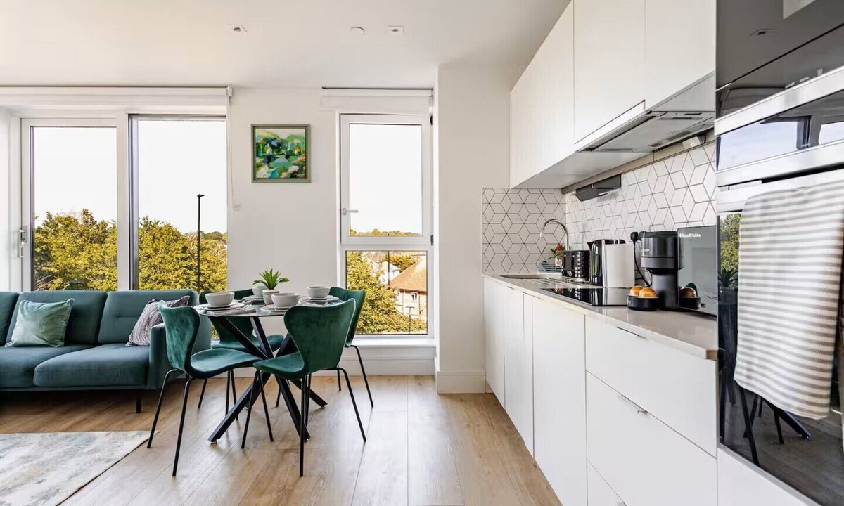 Raynes Park Apartment | Deluxe 2BR Flat with Gym, Cinema, Work Area, Free Parking, Games Room and Lounge
