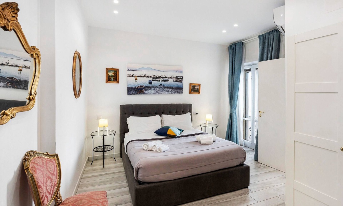 Rione Sanita Bed & Breakfast | 'Di Palma Suite Doppia' Room with Shared Terrace, Wi-Fi and Air Conditioning