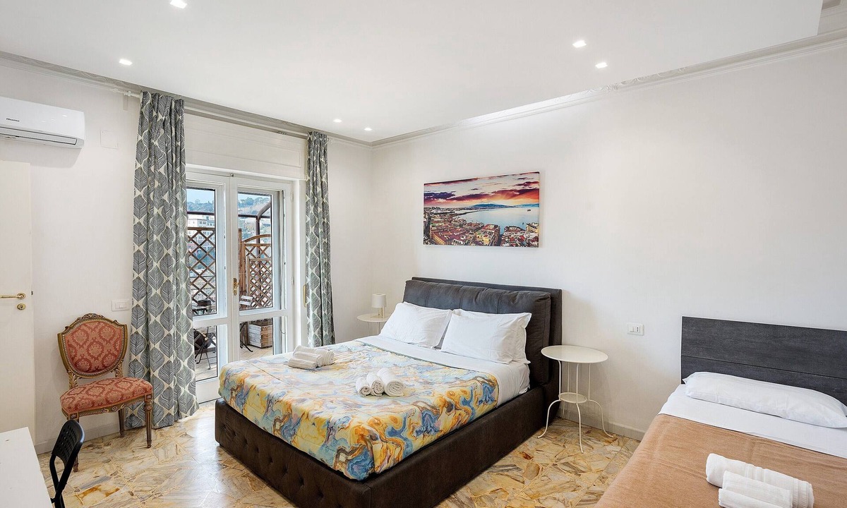 Rione Sanita Bed & Breakfast | ‘Di Palma Suite Tripla’ Room with Shared Terrace, Wi-Fi and Air Conditioning