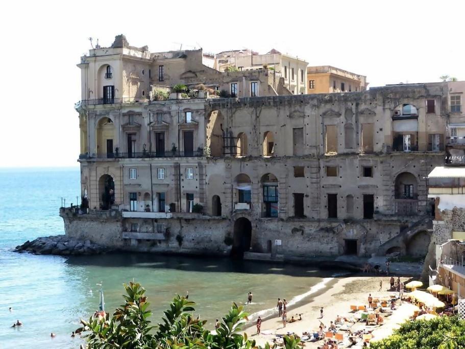 Posillipo Apartment | Donn'Anna - appartamento sul mare by Italianhost