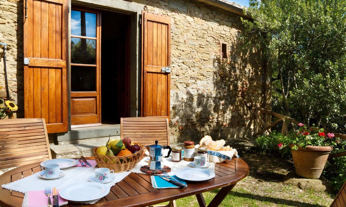 Riccio Apartment | Elegant 2-bedroom Holiday Home in Tuscan