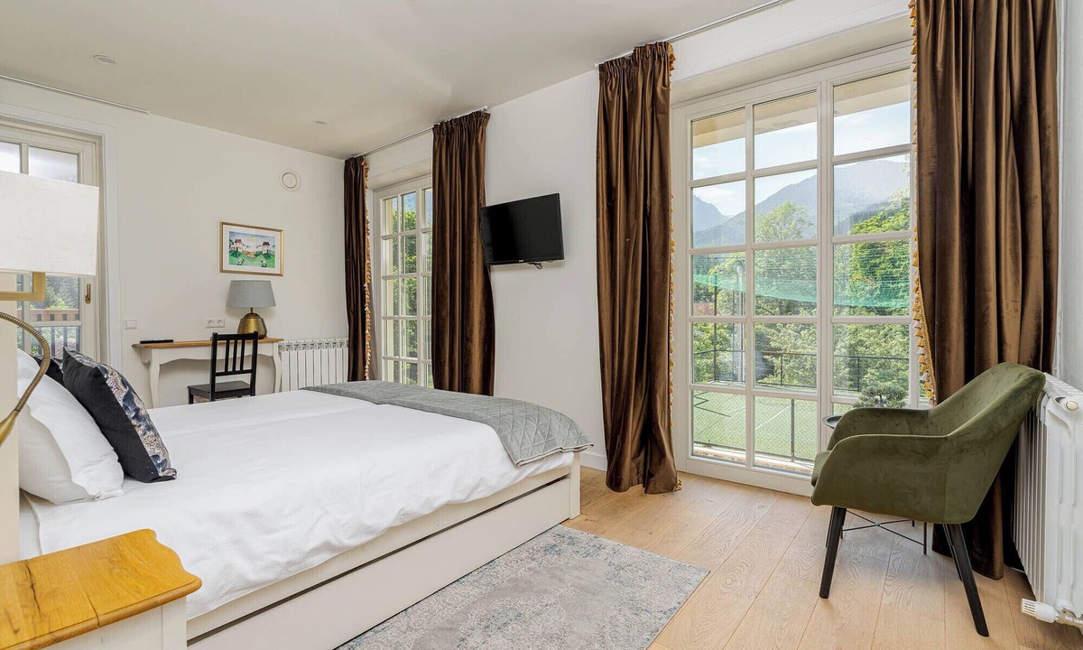 Bran House | Elegant 6-Bedroom Lodge with Sauna, Hot Tub & Mountain Views near Bran Castle