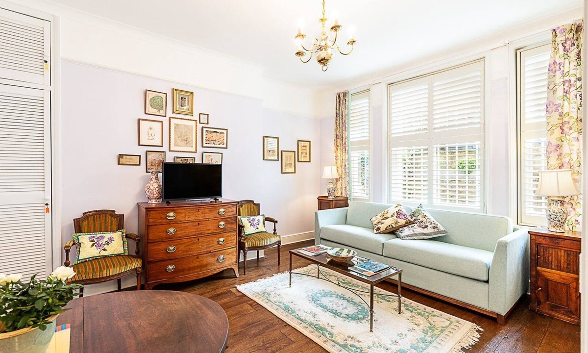 Maida Vale Apartment | Elegant English Retreat near Maida Vale