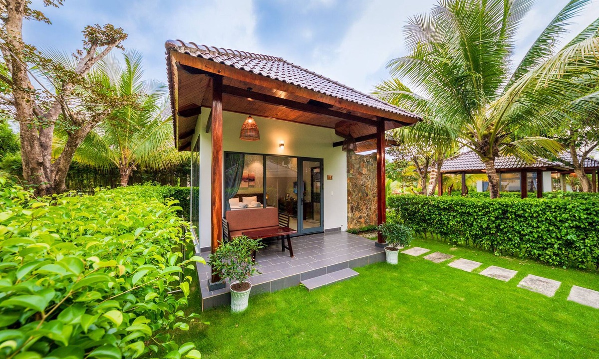 Ong Lang Hotel | Emerald Garden Retreat
