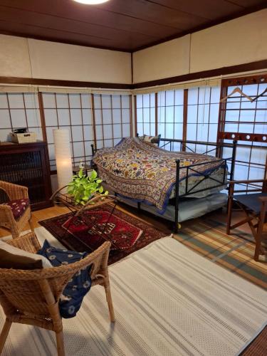 Katase Bed & Breakfast | EMS Enoshima クラシックアットホームハウス 寝室は個室 犬もOK