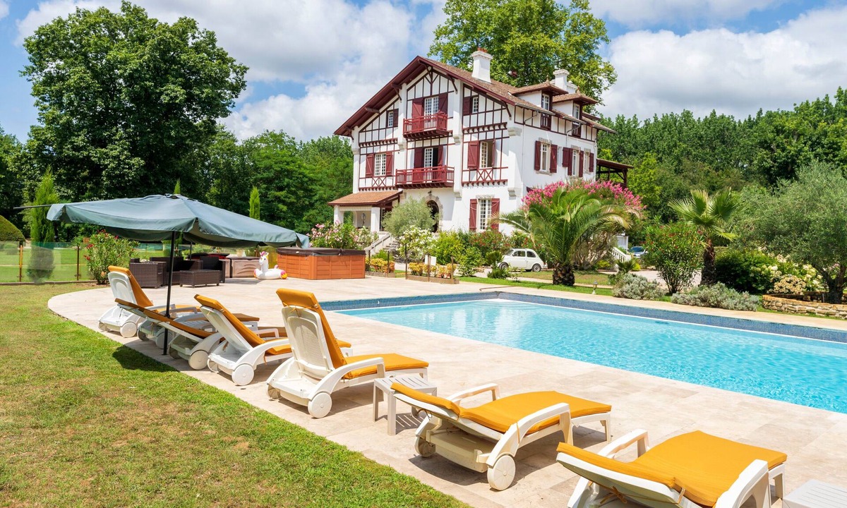 Soustons House | Exceptional 19th-Century Villa with Heated Pool & Private Park – Between Ocean and Lake