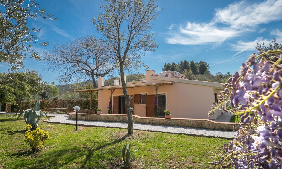 Riotorto House | Farmhouse 'Al Posto Giusto - Gioia' with Shared Garden, Wi-Fi and Air Conditioning