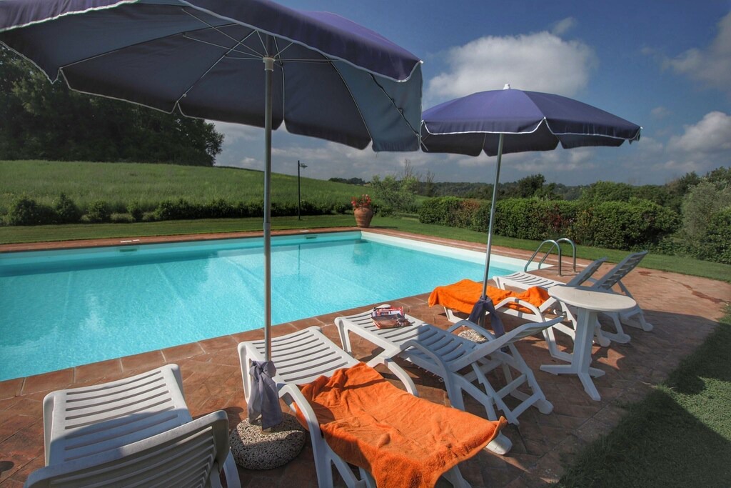 Proceno House | Farmhouse on a hill with swimming pool, large garden and nice views