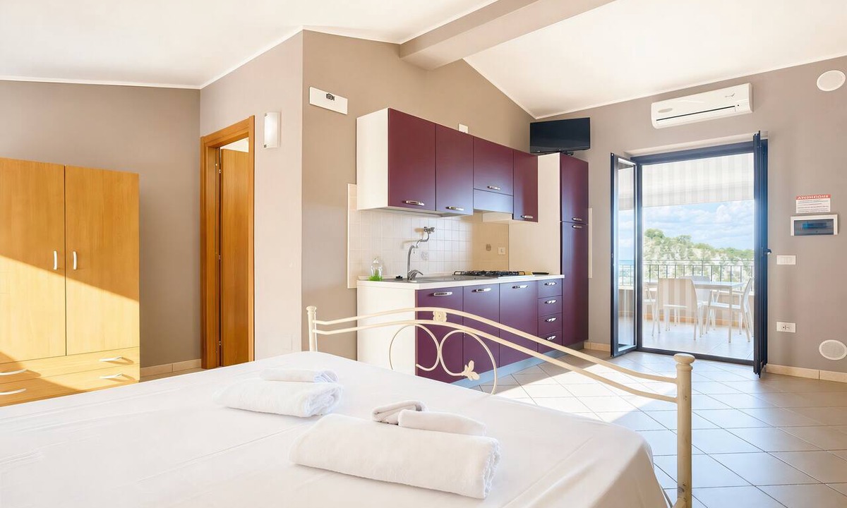 Chiesiola Apartment | Fiorone Apartment with Sea View, Wi-Fi and Air Conditioning