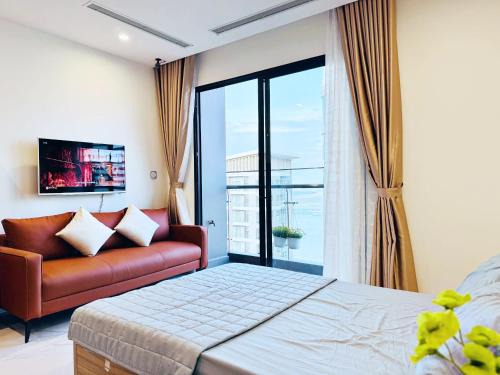 District 9 Apartment | FREE GYM - Studio Beverly ban công view sông