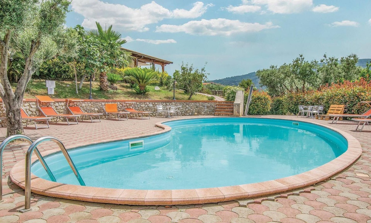 Ricadi Apartment | Gorgeous apartment in Ricadi with outdoor swimming pool