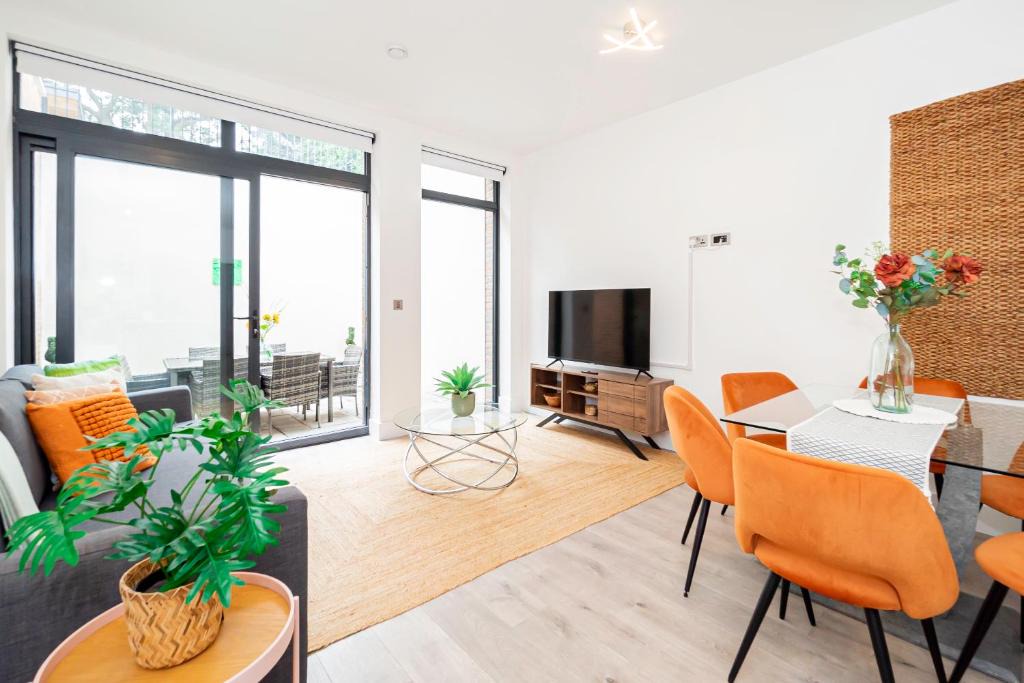 Acton Apartment | Gorgeous Two-Bedroom Two-Bathrooms Flat Near Acton Main Line Station