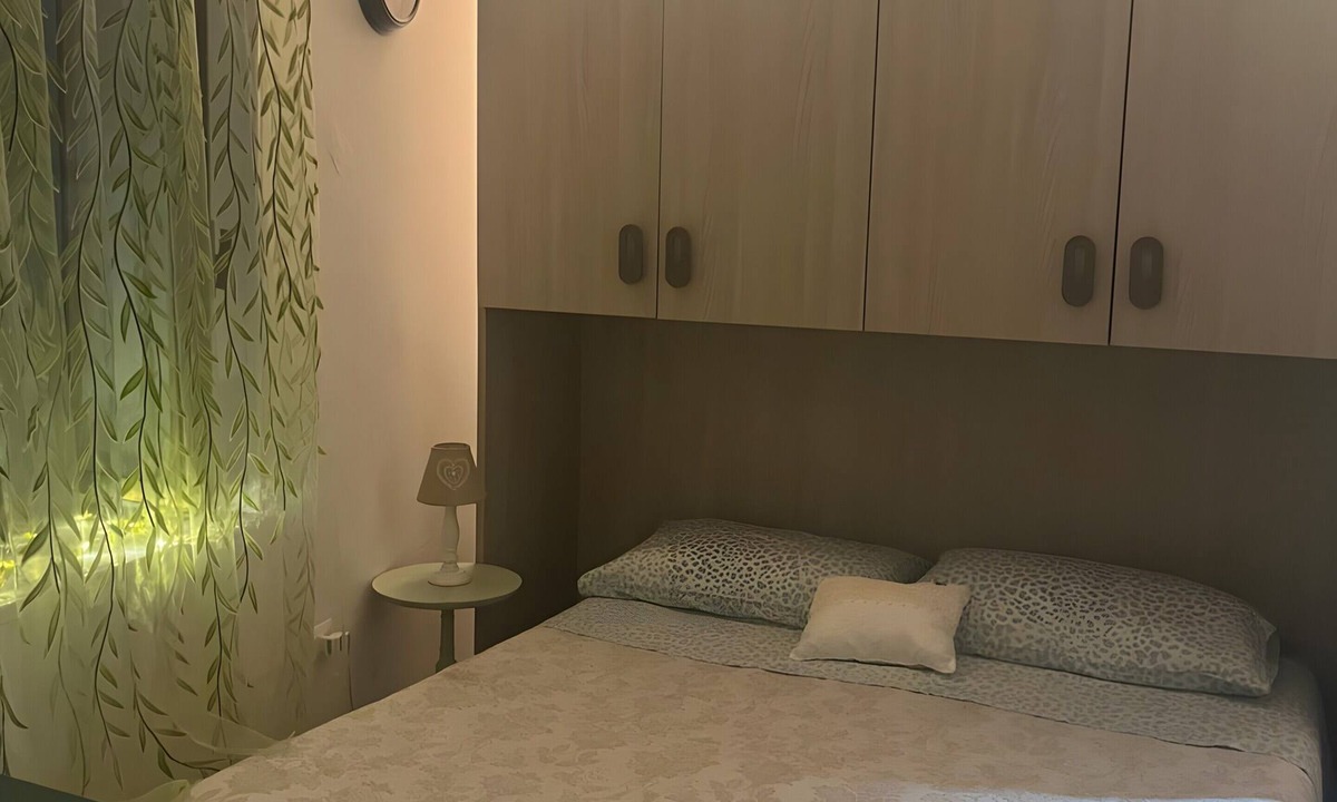 Minturno Apartment | Guest House 'La Colonnina' with Shared Garden, Wi-Fi and Air Conditioning