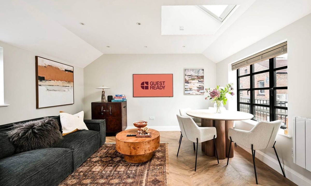 Mortlake Apartment | GuestReady - Charming Flat with Skylit Living Room