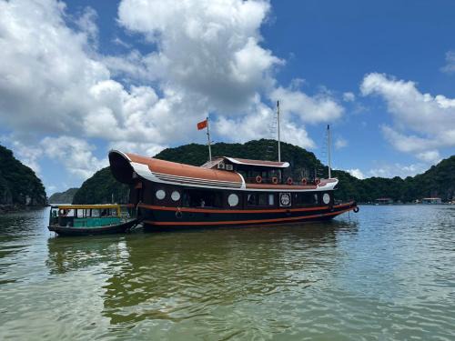 Cat Hai Boat Rental | Halong Ocean Cruise 8