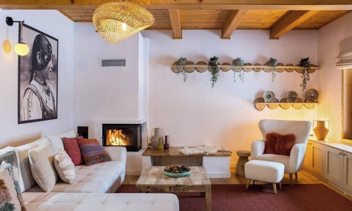 Bran Cabin | Heritage Villa Predelut - Fireplace and Baby Crib