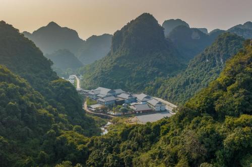 Cam Pha Resort | Hilton Quang Hanh Onsen Resort