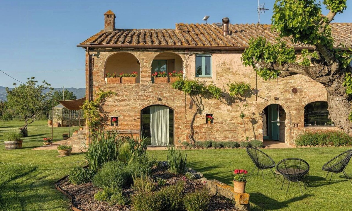 Ferretto House | Historic farmhouse with loggia in Cortona