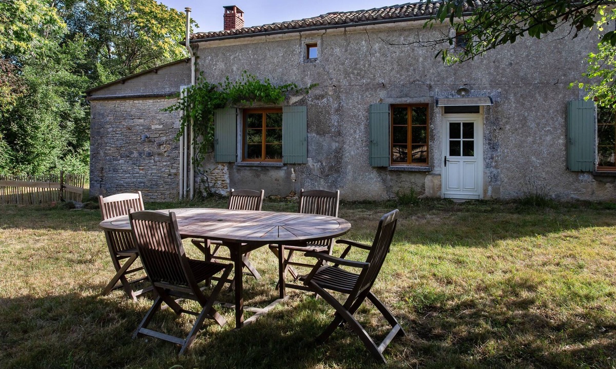 Saint-Sulpice-de-Ruffec House | Holiday Home "Gîte De Chez Chenon" with Private Garden
