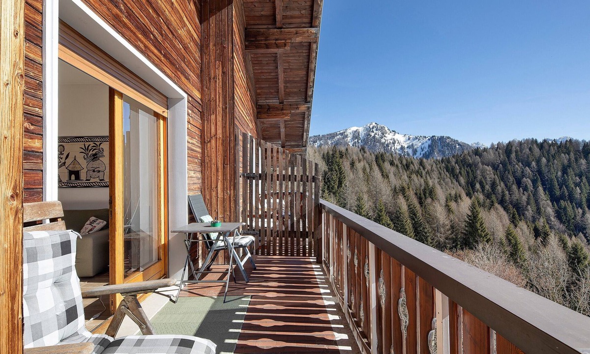 Zoppe di Cadore Apartment | Holiday Home 'La Casa Di Heidi Nelle Dolomiti - 1' with Mountain View, Private Garden & Wi-Fi