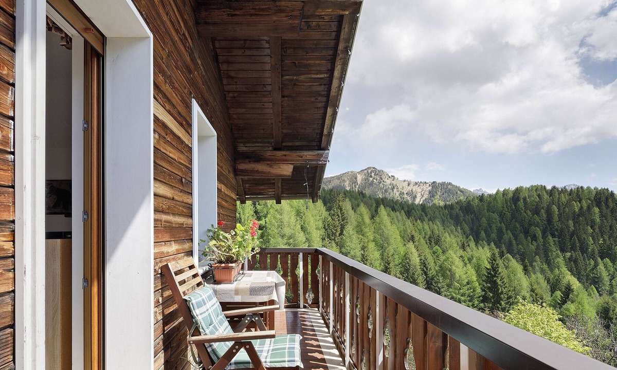 Zoppe di Cadore Apartment | Holiday Home 'La Casa di Heidi nelle Dolomiti - 2' with Mountain View, Private Garden & Wi-Fi