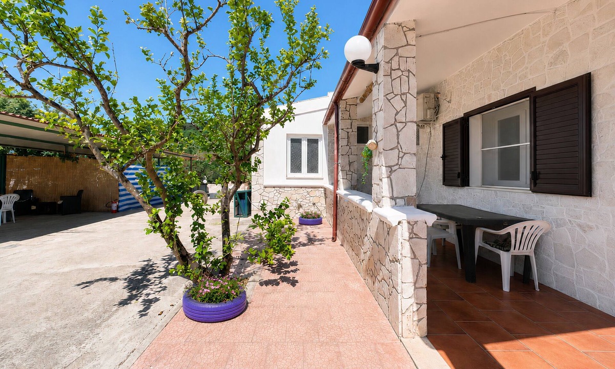 Chiesiola House | Holiday Home 'Trilocale' with Private Terrace, Shared Garden and Air Conditioning
