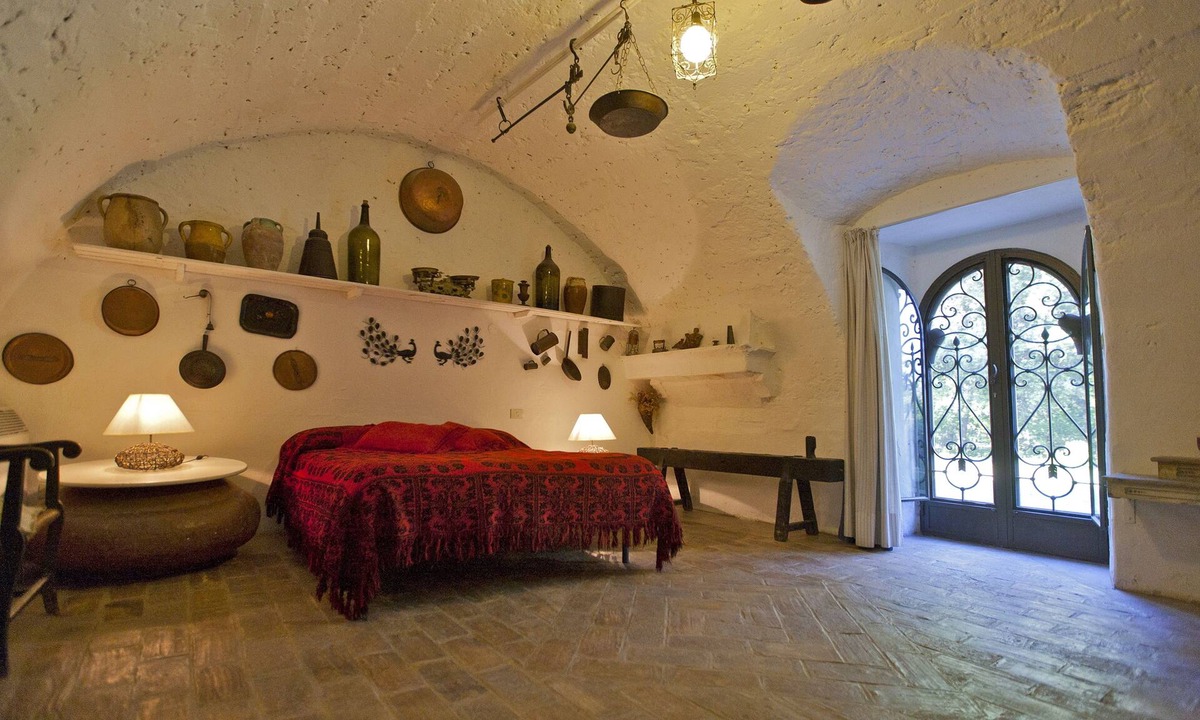 Tocco da Casauria House | HOLIDAY IN THE HISTORY: family suite on the ground floor & authentic furnitures
