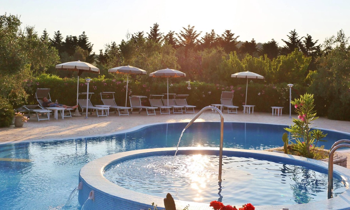 Chiesiola Apartment | Homerez - Appartement 1 km away from the beach for 2 ppl. with shared pool