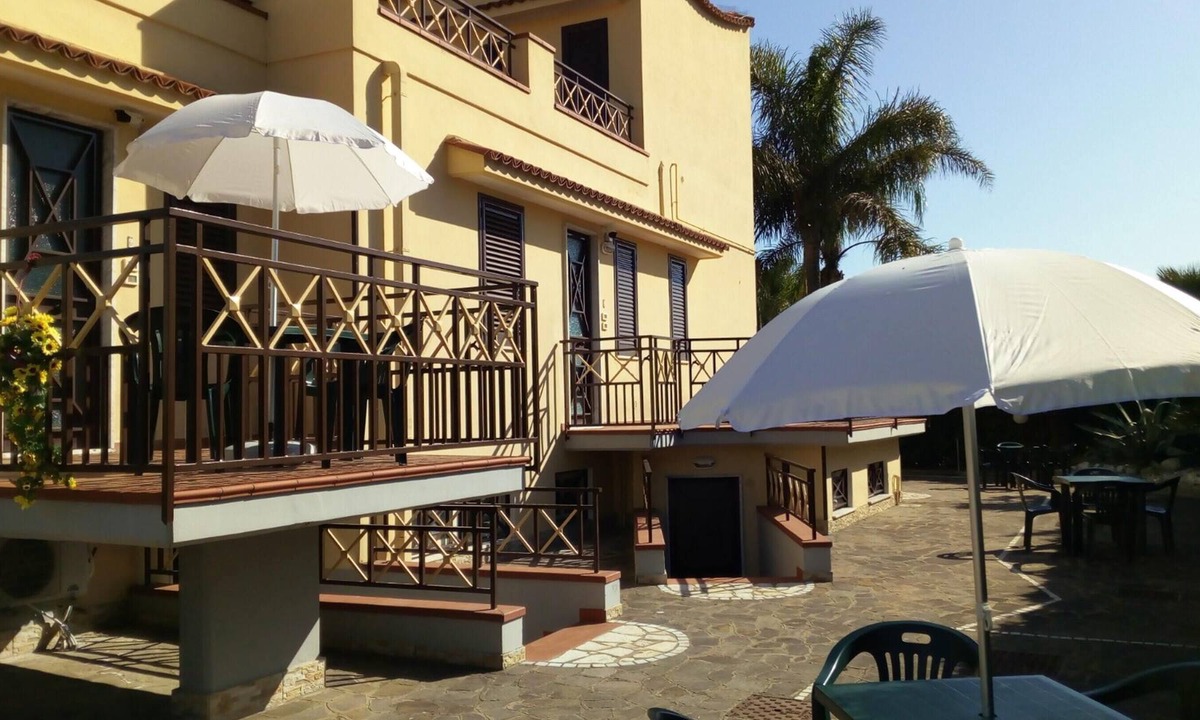 Laura Apartment | Homerez - Beautiful apartment near the beach and garden