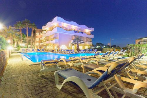 Martinsicuro Hotel | Hotel Rivadoro-Spiaggia ombrellone e lettini-Piscina-Parcheggio