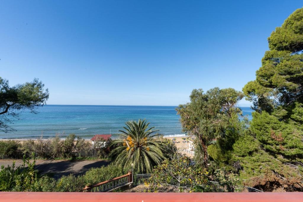 Santa Maria di Castellabate Apartment | House with terrace and direct access to the beach