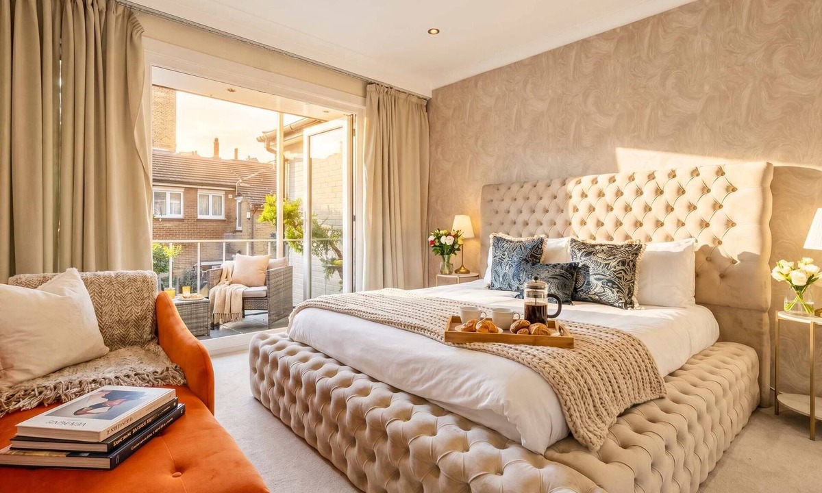 Knightsbridge Apartment | HUGE Knightsbridge 4BR Harrods HQ for 11 with Balcony, Gated Parking Acess, Unmissable Family Luxury