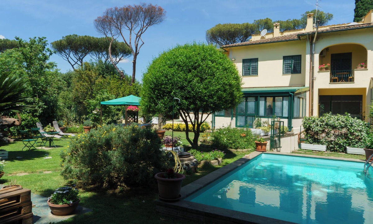 Appio Latino Villa | Huge Villa with Swimming Pool in the heart of Rome