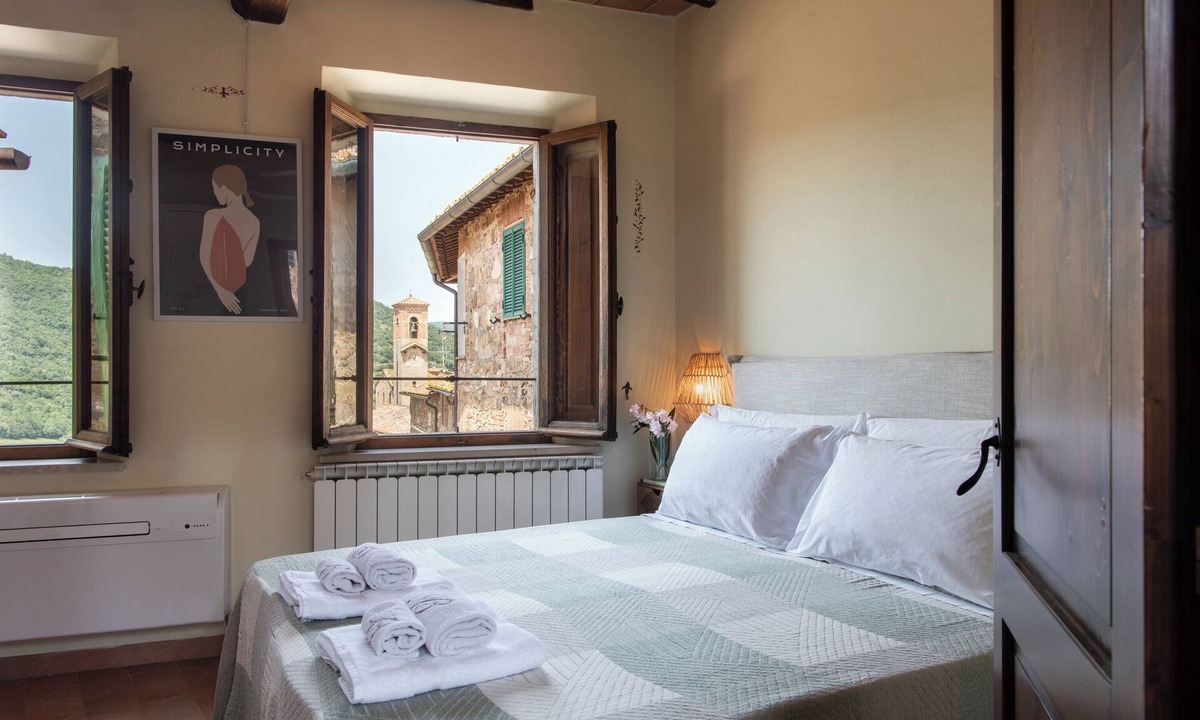 Castelnuovo dell'Abate Apartment | Il Borghetto - La Ghibellina Townhouse, private apartment with balcony