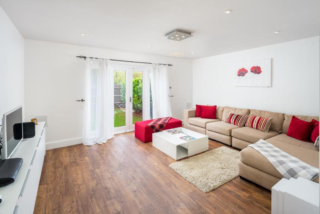 Walpole Apartment | JOIVY Stunning flat with garden in West London