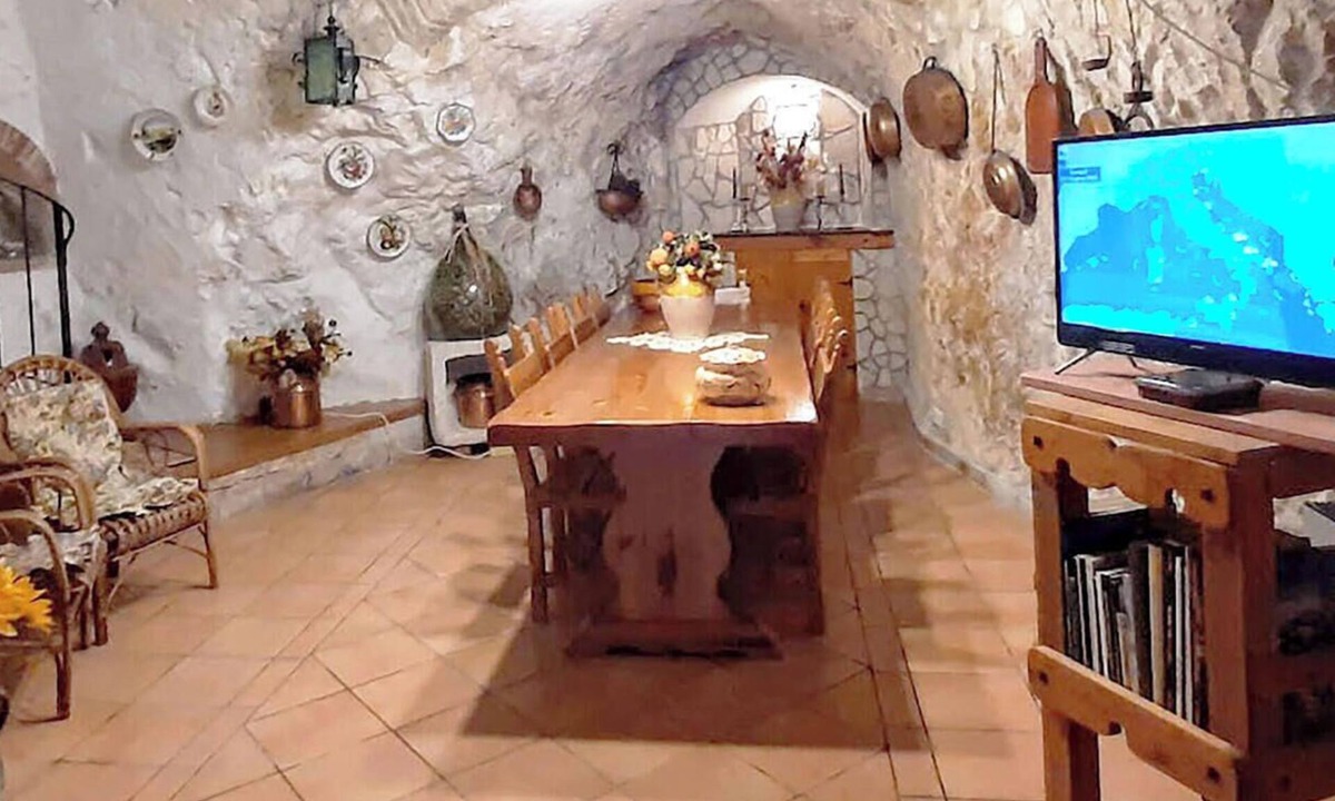 Pretoro House | La Grotta di Nima, Casa Vacanze dal Fascino Rustico tra Roccia, Legno e Mattoni