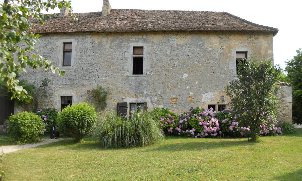 Champagne-le-Sec House | La Maison Noble, a 15th-century house, 35 minutes from FUTUROSCOPE