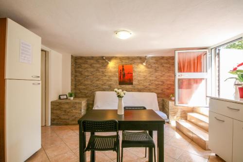 Isola Sacra Apartment | La Tana nel Verde - Comodo Seminterrato - Fiumicino Airport
