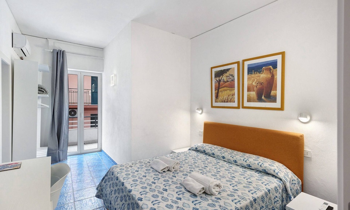 Castellammare di Stabia Apartment | La Vesuviana – Deluxe Room 2 with Balcony, Wi-Fi and Air Conditioning